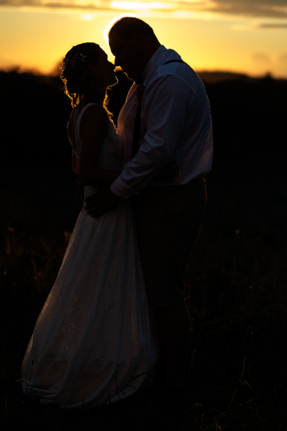 svatební fotka při zlaté hodince