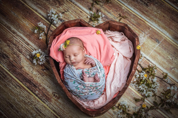 novorozenecká fotografie miminko v srdíčku