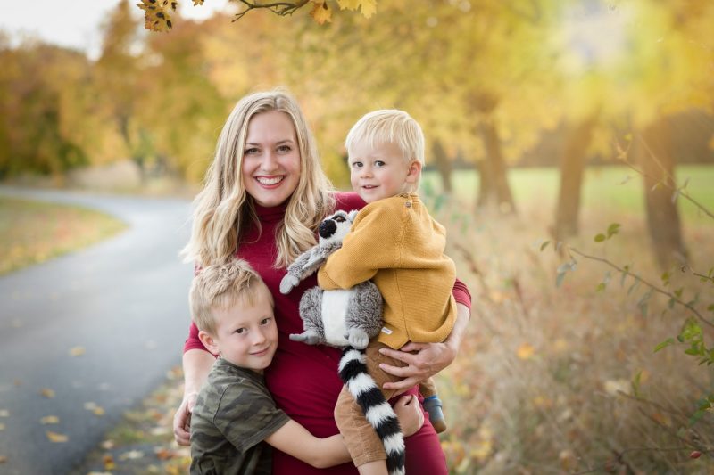 barevná podzimní fotografie maminky se syny