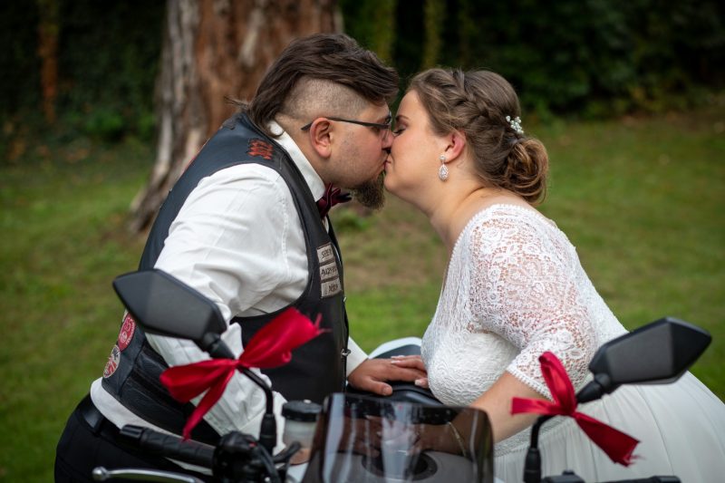 svatební fotografie s motorkou